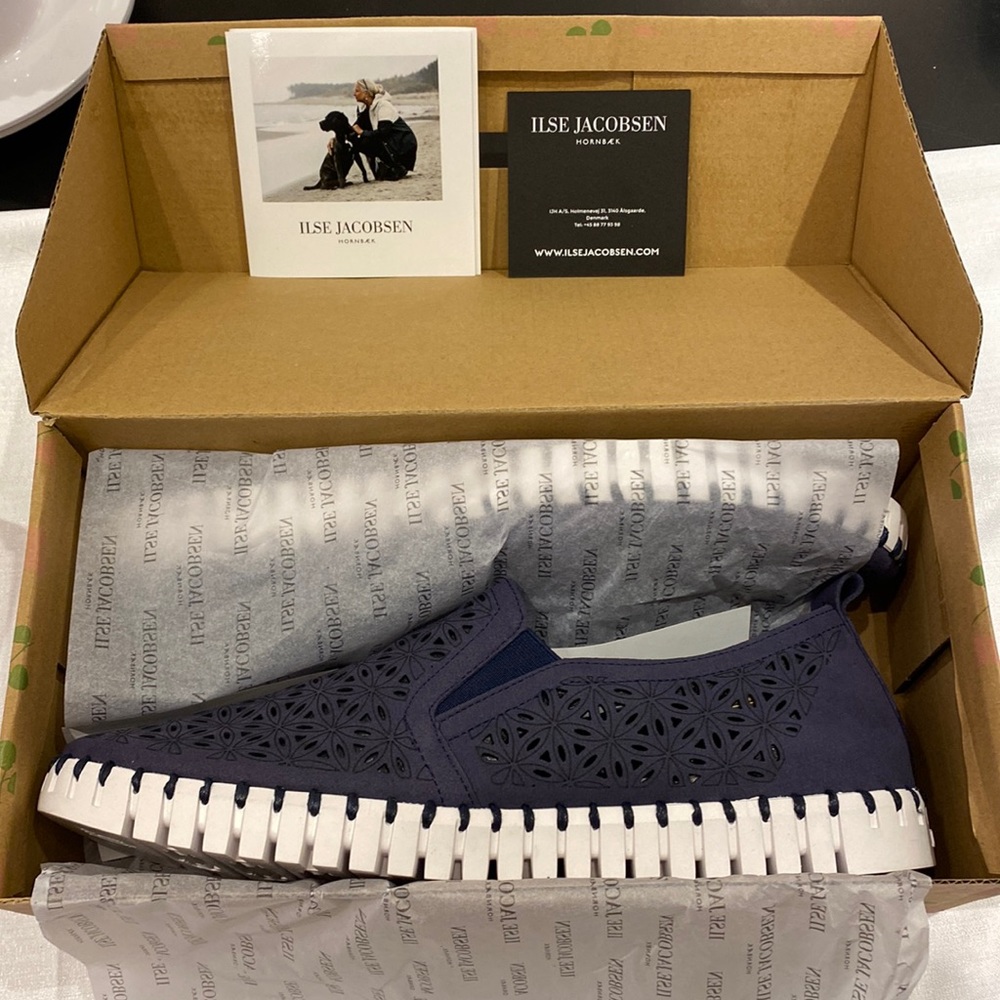 🌟🆕Isle Jacobsen Tulip Laser-Cut Slip-on Sneaker In Navy